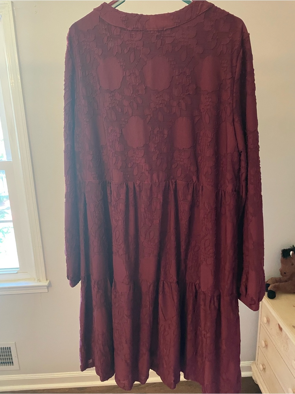 Ronni Nicole Burgundy Textured V-Neck Tiered Midi Dress - Picture 4 of 5